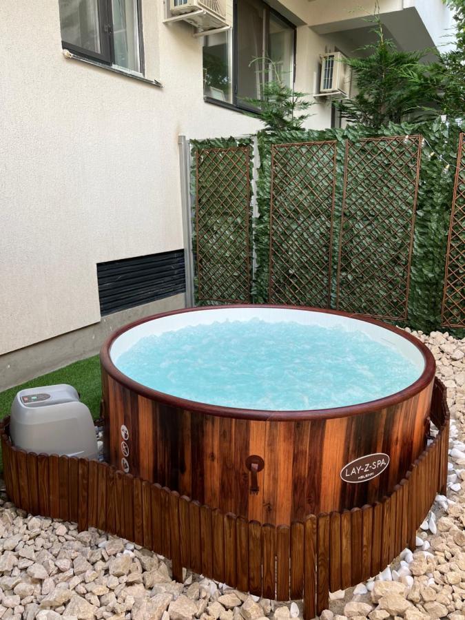 Downtown Hidden Garden With Jacuzzi In Bucharest Apartment Exterior photo